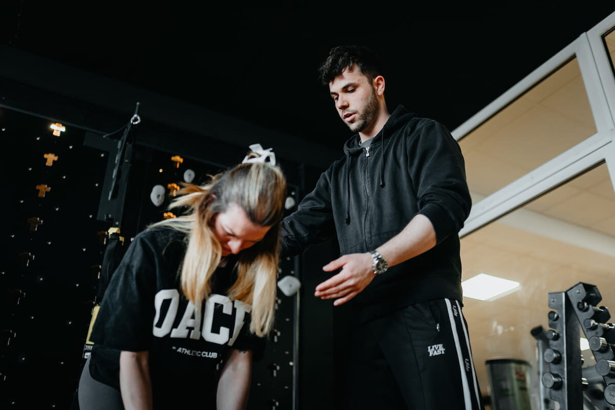 personal-training Trainer betreut Kundin beim Workout